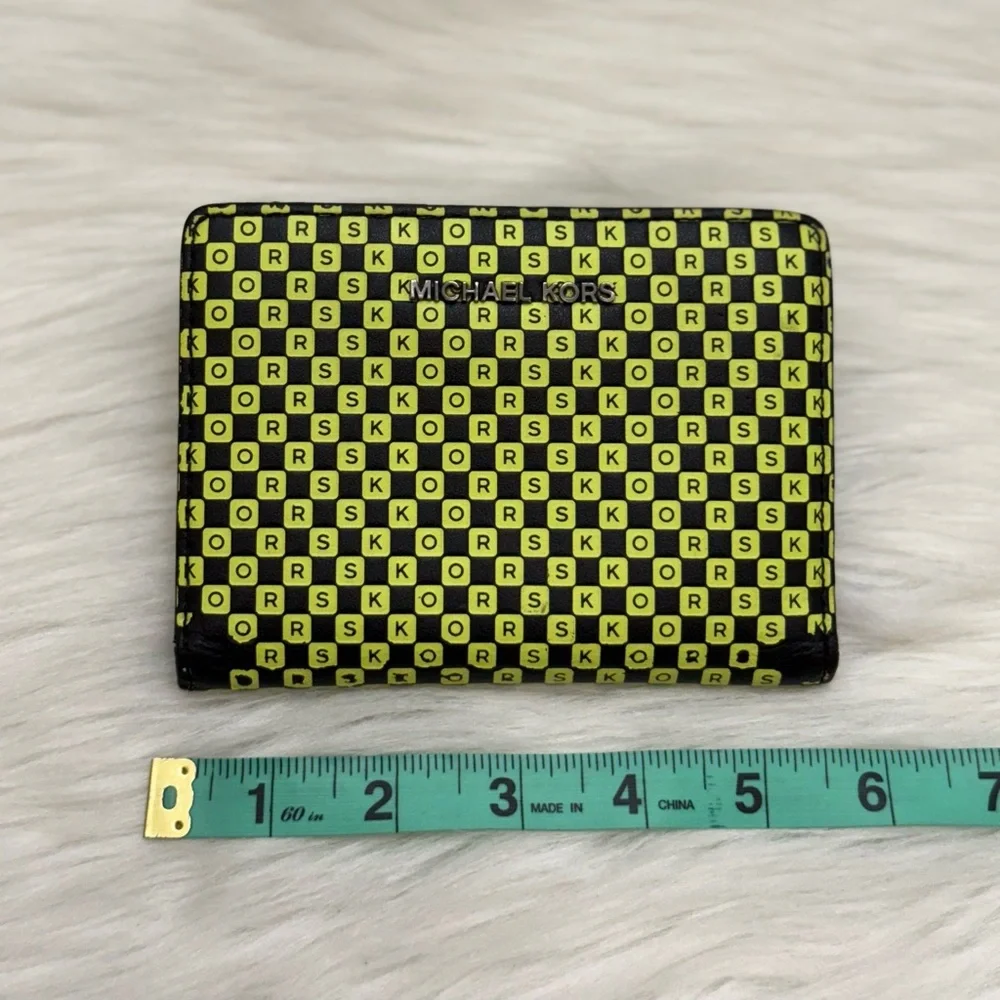MICHAEL KORS - BLACK LIME GREEN LEATHER NYC TAXI JET SET BI-FOLD SNAP WALLET